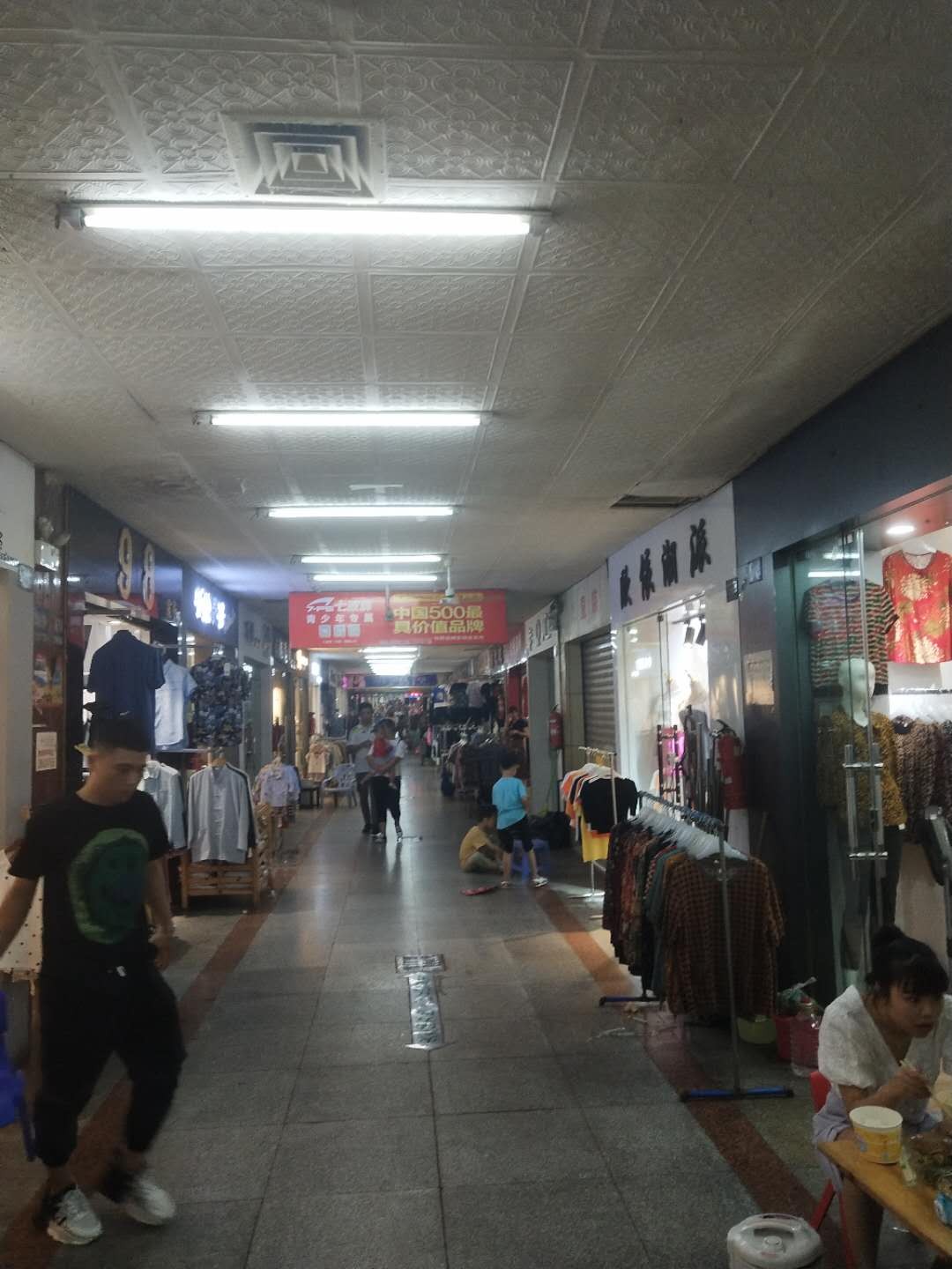 红花岗北京路服装店转让