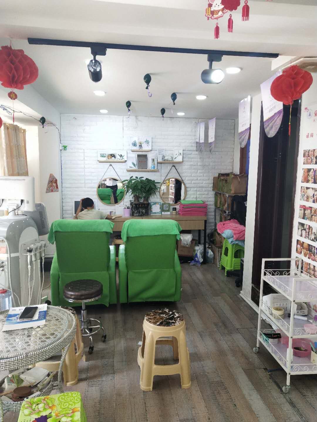 红花岗区岛内价超市旁化妆品店转让