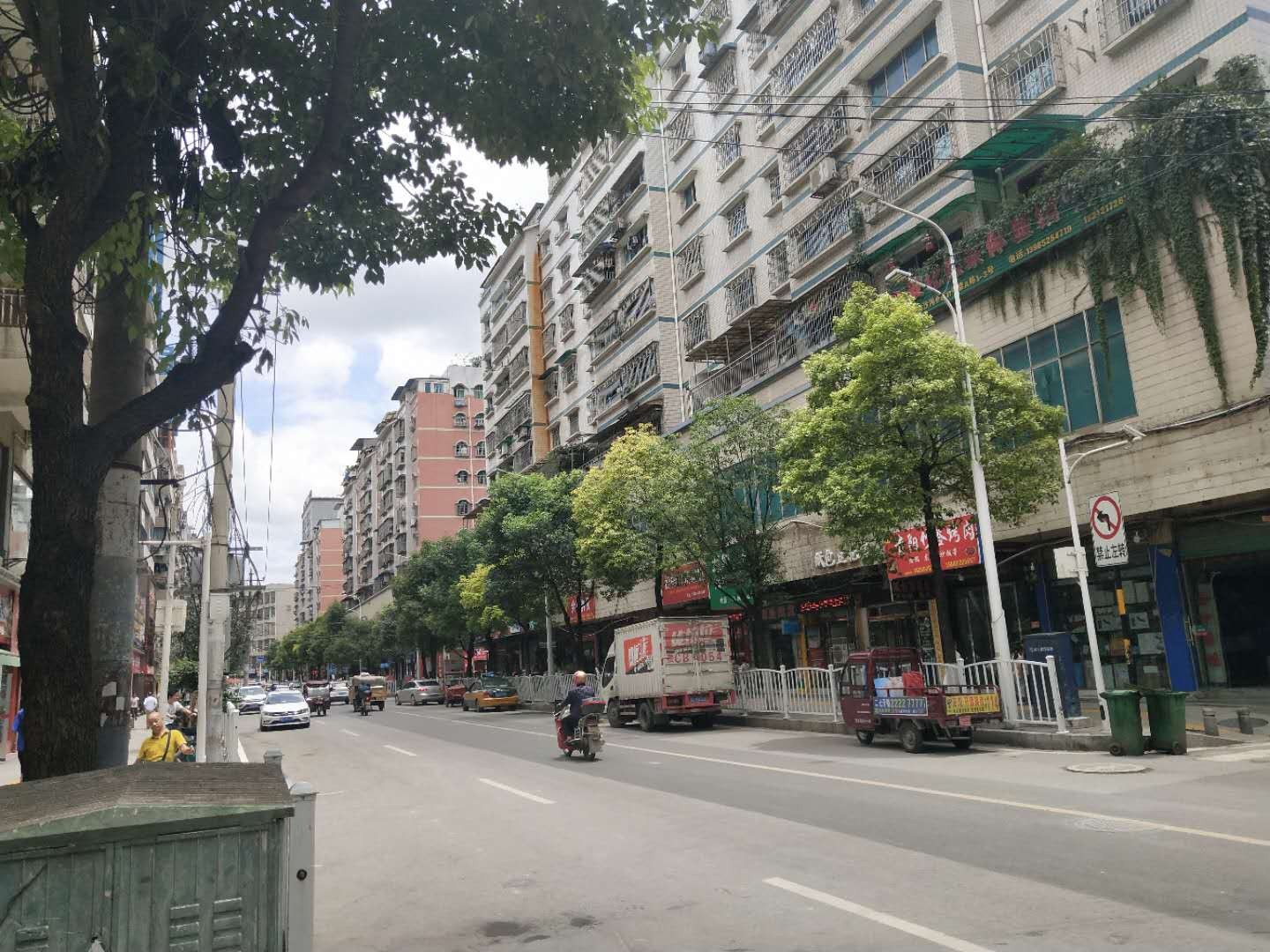 红花岗区岛内价超市旁化妆品店转让