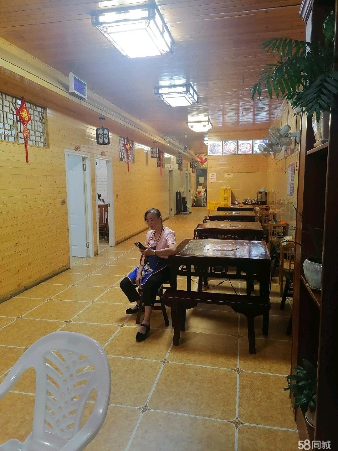 (转让)店面位置位于市政府旁，康兴医院旁人流量大，客源稳定