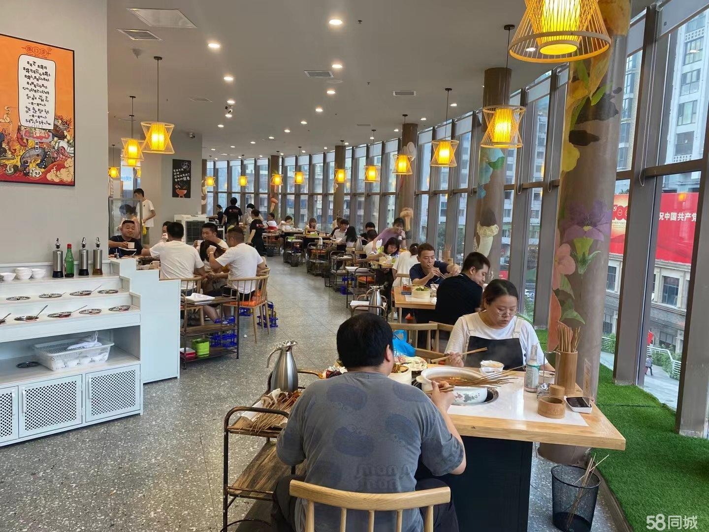 (转让)购物中心内，有独立的临街门头两个，租金一月一付
