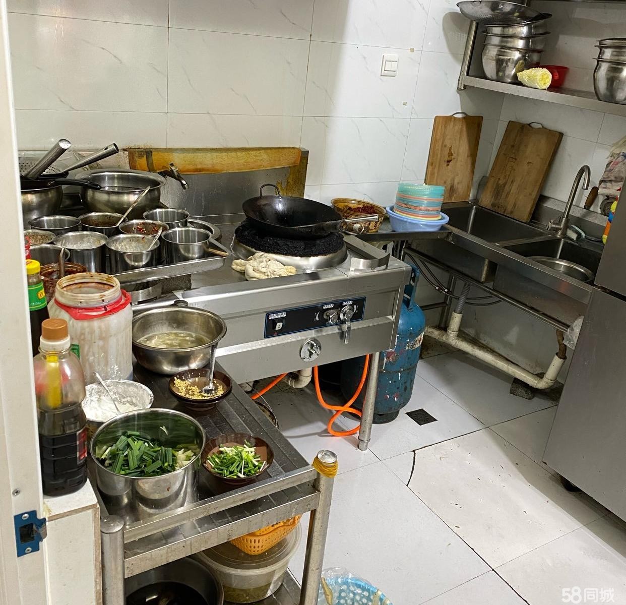 (转让)临街门面，上下两层。餐饮器具齐全，。