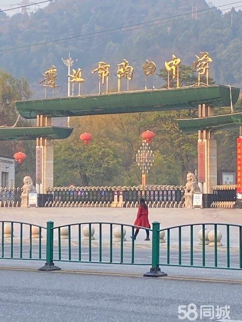(转让)人流大，学校正对门，小区出入口