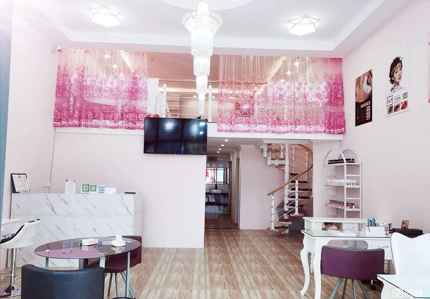 (转让)接手即可经营，店铺有酒吧、餐饮、连锁酒店为邻，流量大