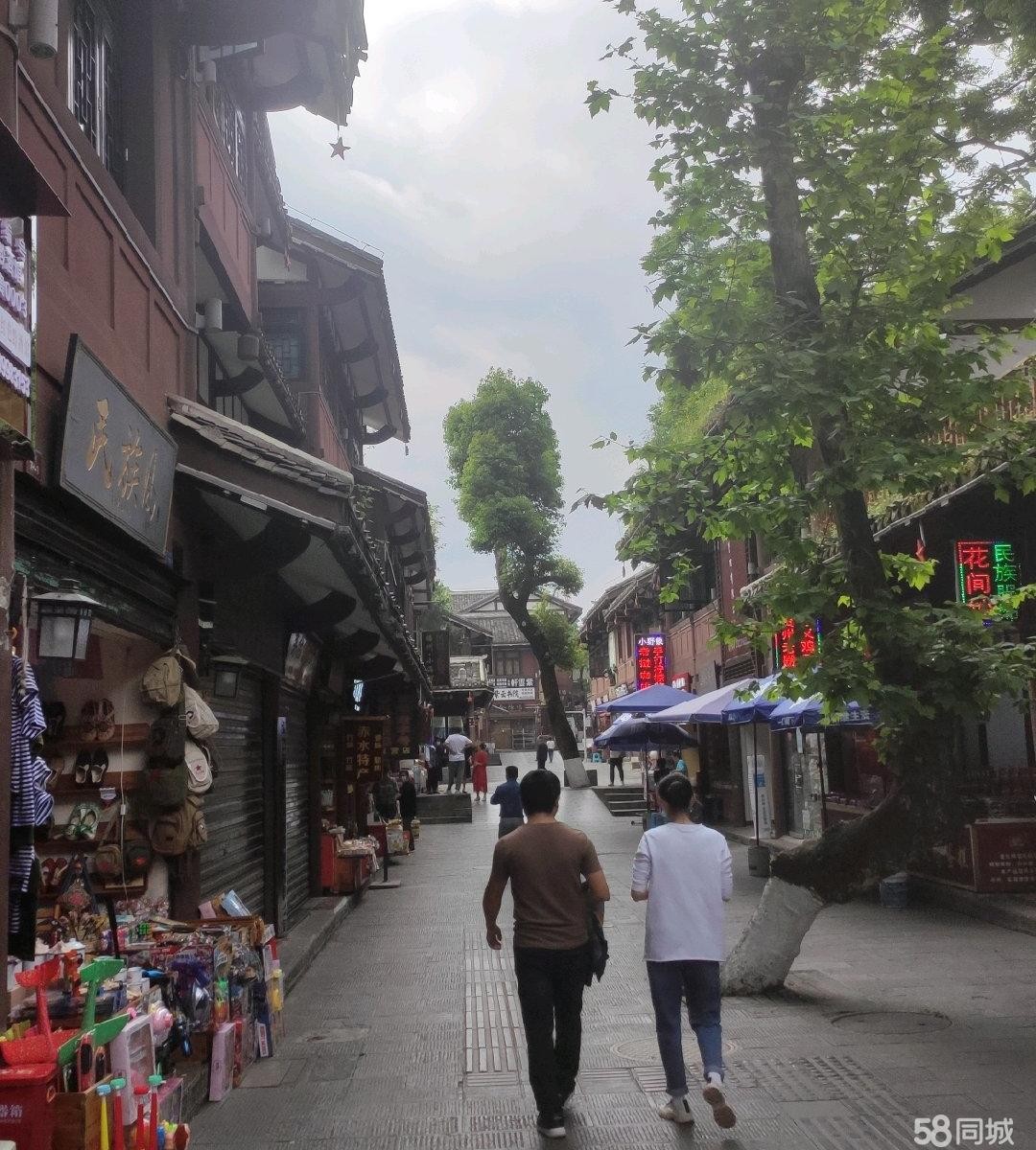 (转让)店铺位于红军街中段，人流量大，游客多，位置很好，周边还有学校
