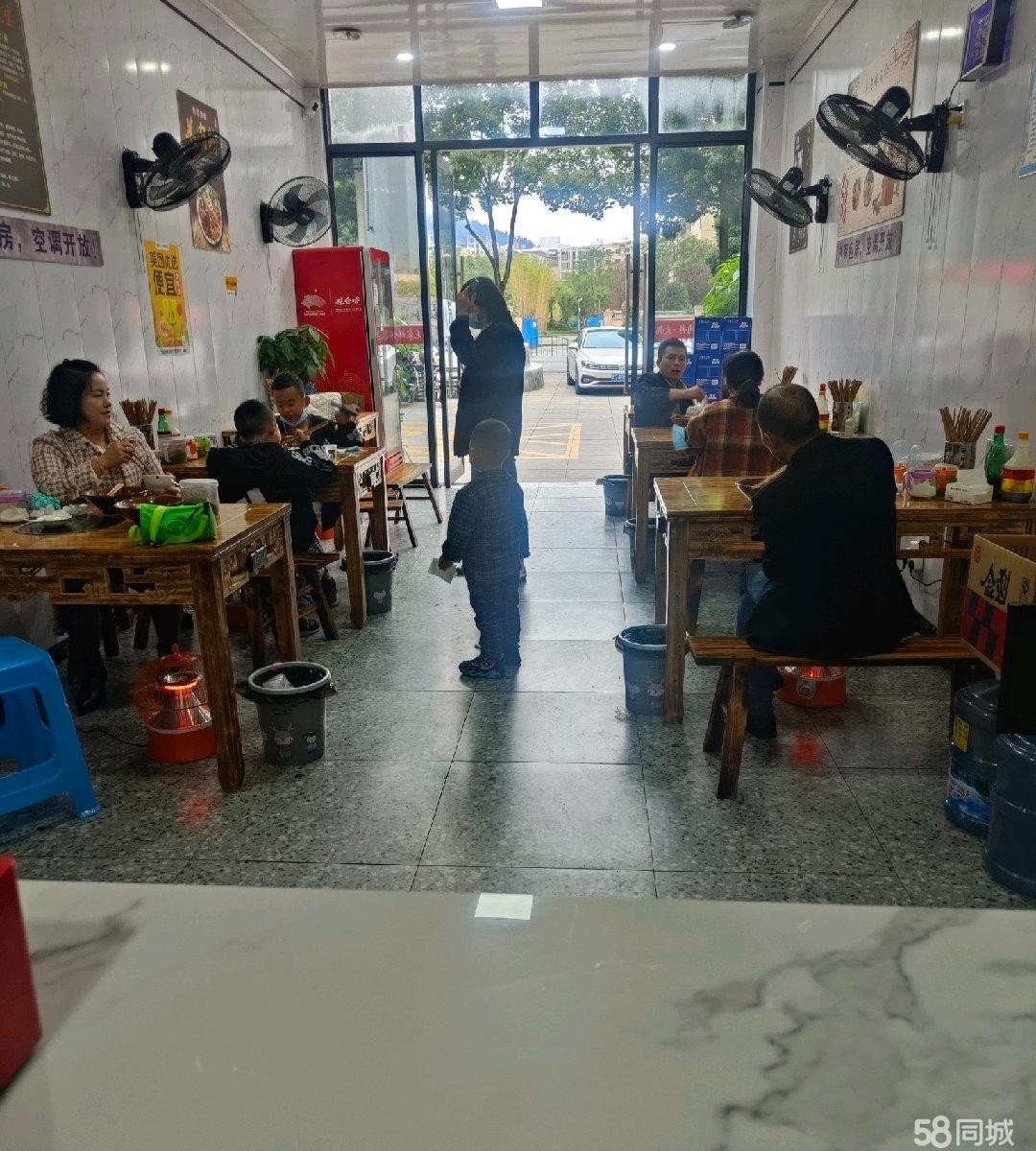 (转让)羊肉粉、火锅店转让。停车方便，人流量大，内含包房空调麻将机