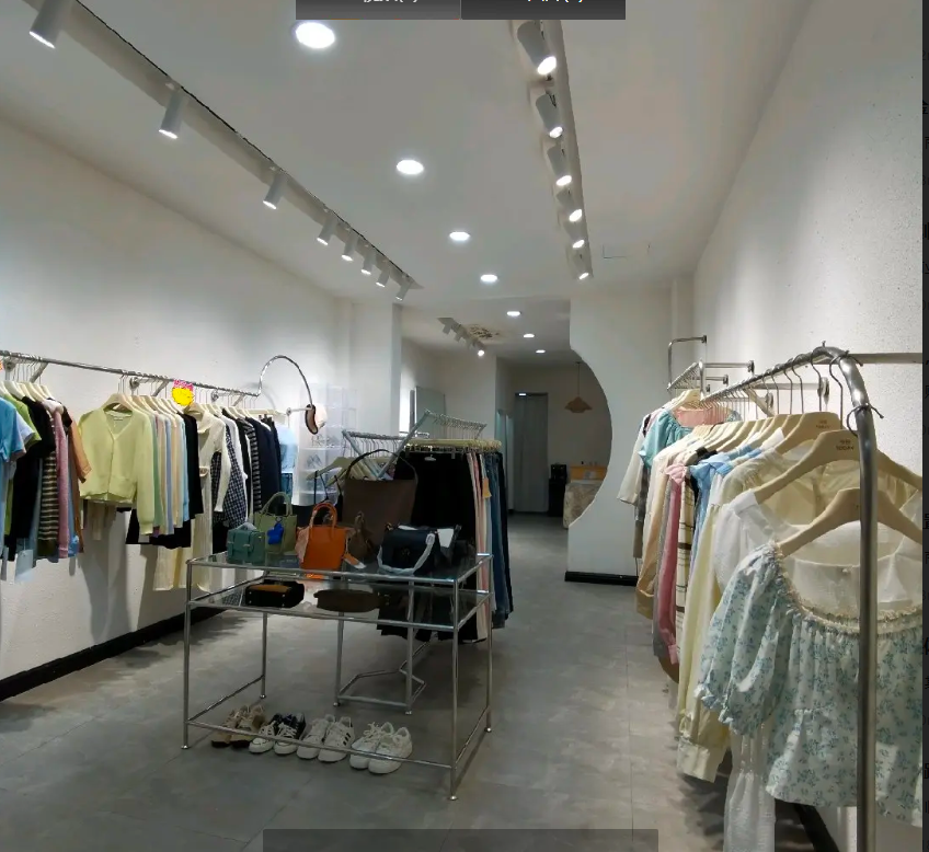 (转让)政府后门女装店转让，装修8成新，空调暖炉卫生间齐全，可空转