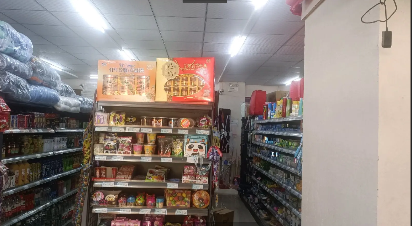 (转让)本店急转:价格面议:周边有菜市场，后面小区，有烟证.