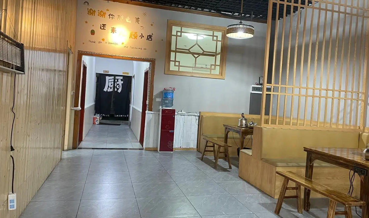 (转让)本店位于肖家坳站牌后面，所有设备齐全，整体转让。