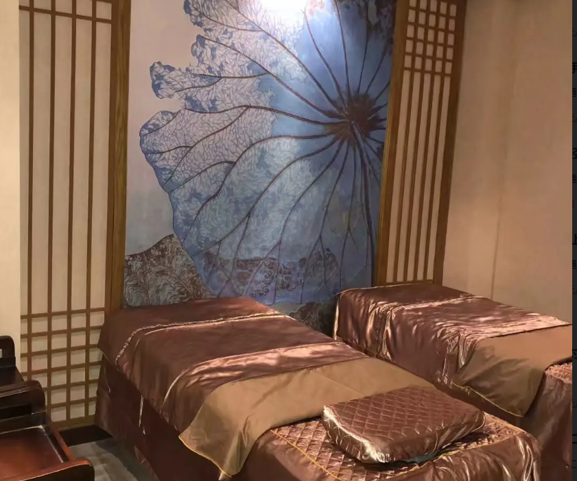 (转让)美容院装修很好，有中央空调，设施设备全部齐全，有意者联系.