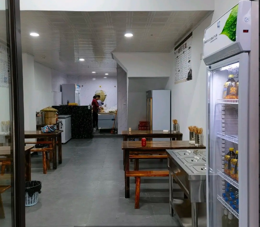 (转让)门面56平方，店面小区出入口旁