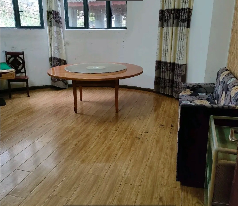 (转让)独栋四层小别墅，庭院一千多平，距城中心1公里