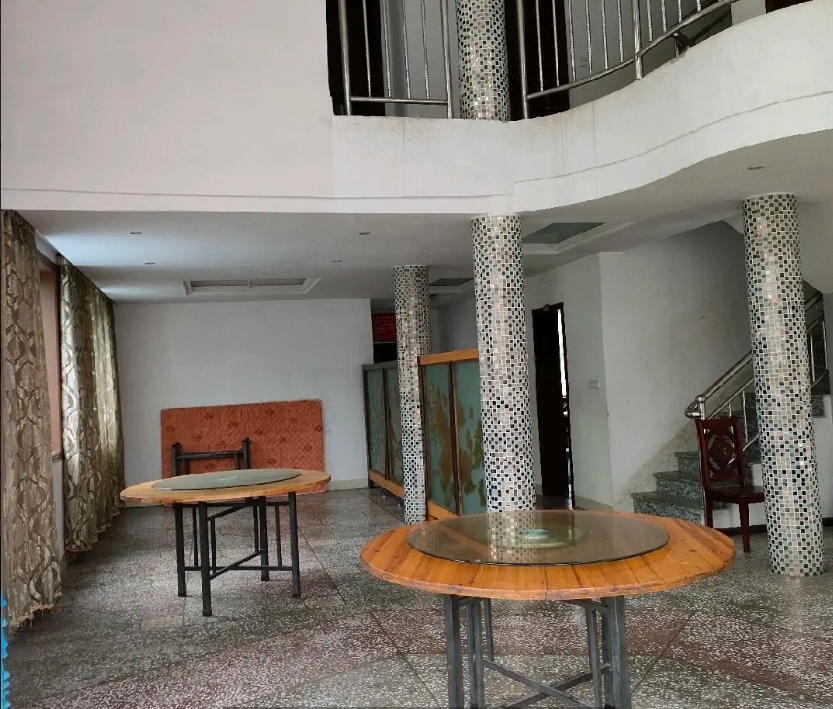 (转让)独栋四层小别墅，庭院一千多平，距城中心1公里