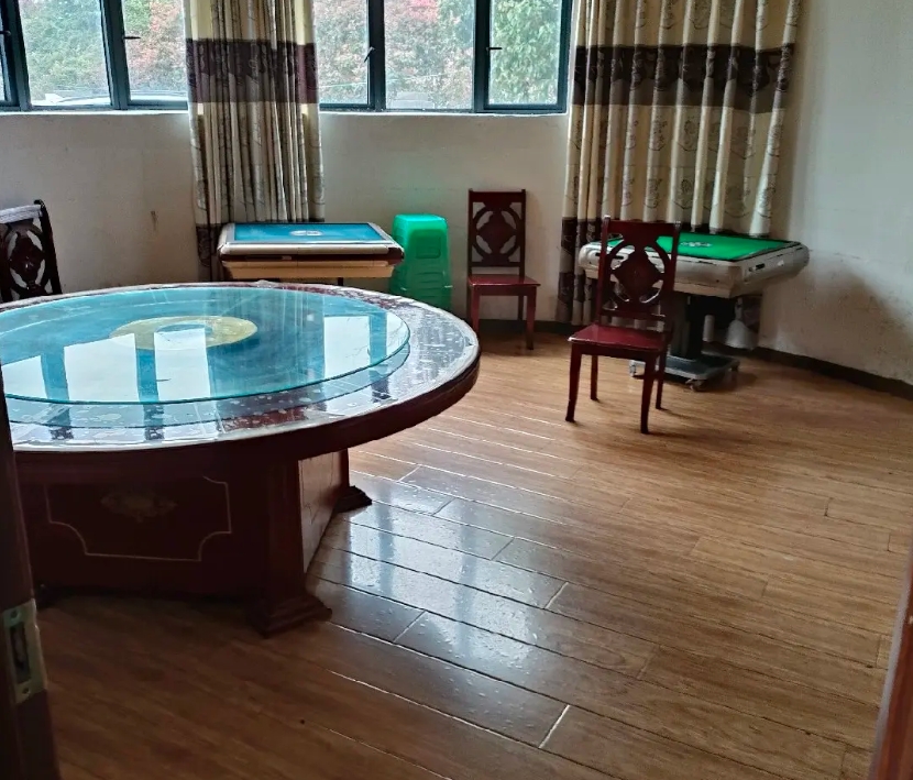 (转让)独栋四层小别墅，庭院一千多平，距城中心1公里