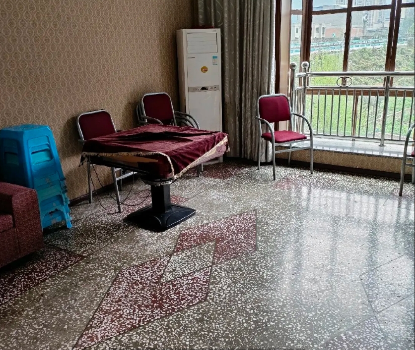 (转让)独栋四层小别墅，庭院一千多平，距城中心1公里