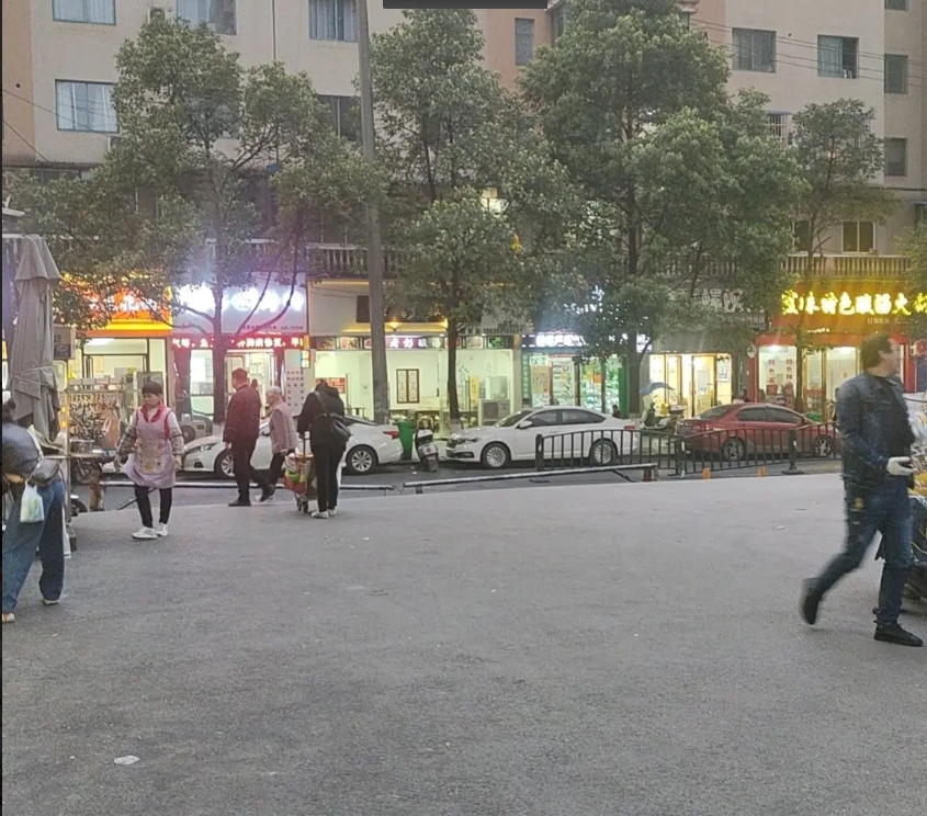 (转让)临街旺铺.客流大.娱乐场所旁
