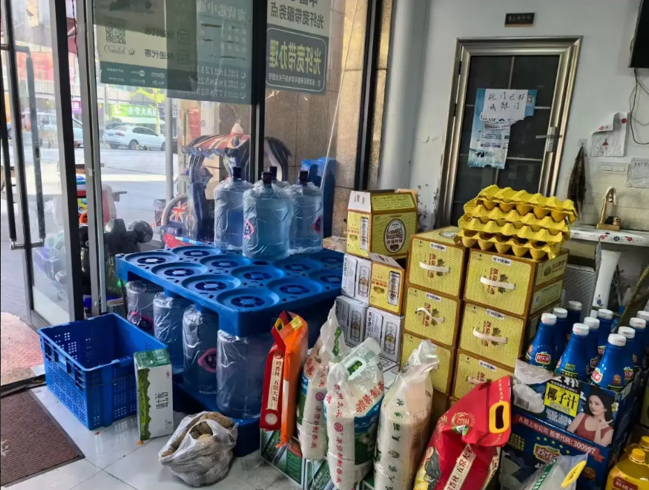 (转让)中便利店，转手可经营。桶装水加包裹