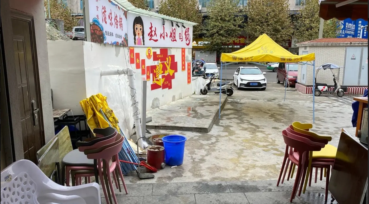 (转让)本店位于.上海路与香港路大十字临街门面，整体转让