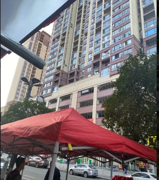(转让)小区门口，学校周边，人流量大