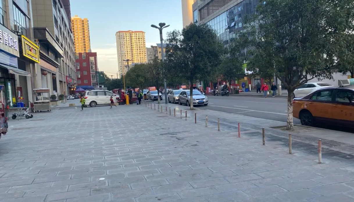 (转让)小区门口，学校周边，人流量大