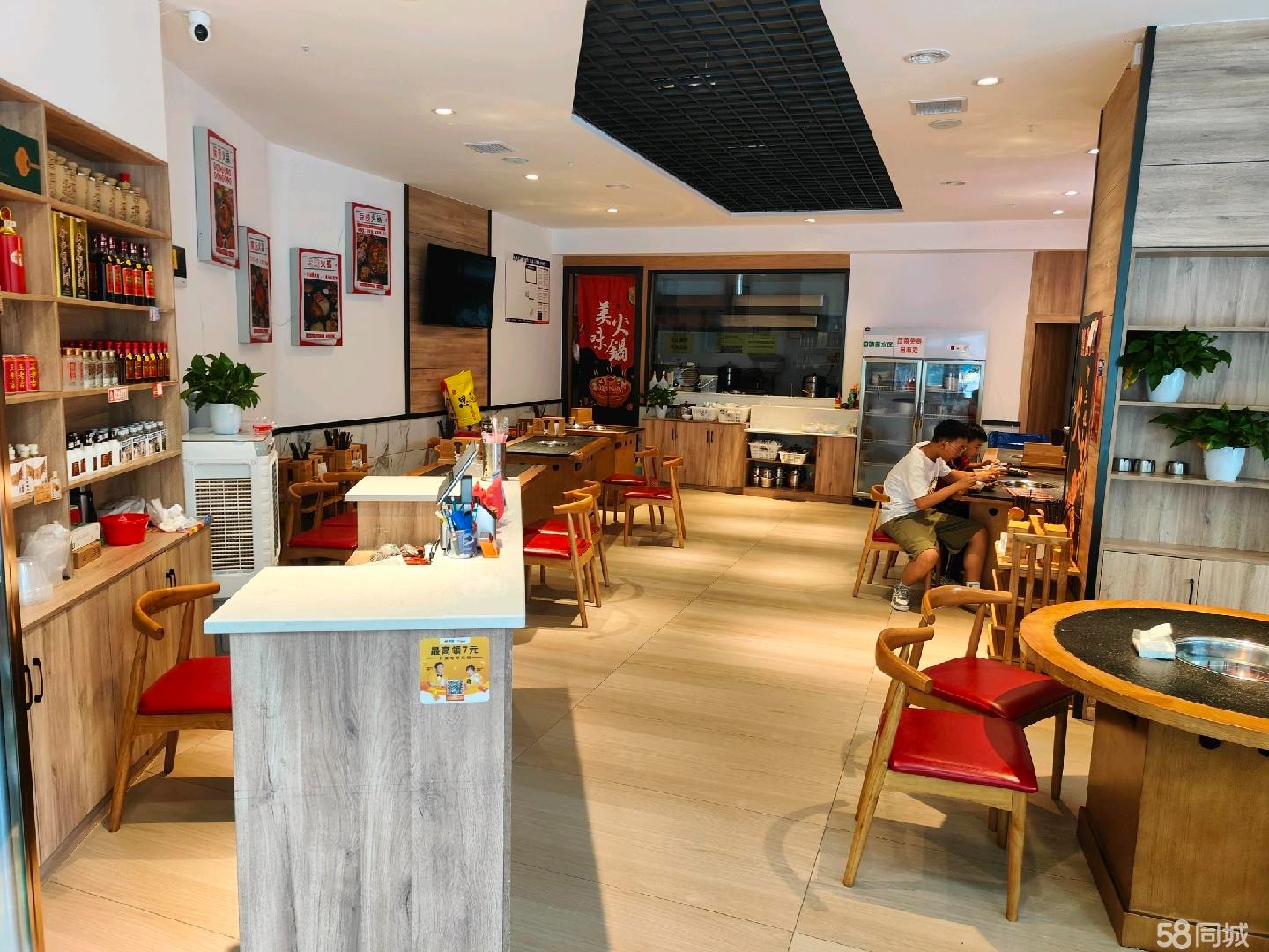 (转让)店铺位于吾悦广场美食街一楼，来来往往的游客比较多