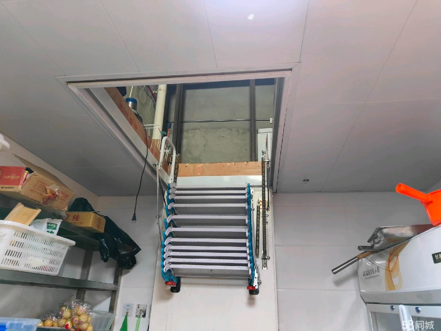 (转让)店铺位于吾悦广场美食街一楼，来来往往的游客比较多