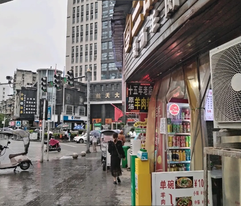 (转让)位置在十字路口红绿灯处，人流量大