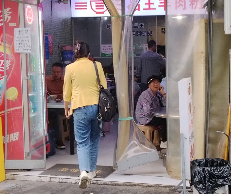 (转让)位置在十字路口红绿灯处，人流量大