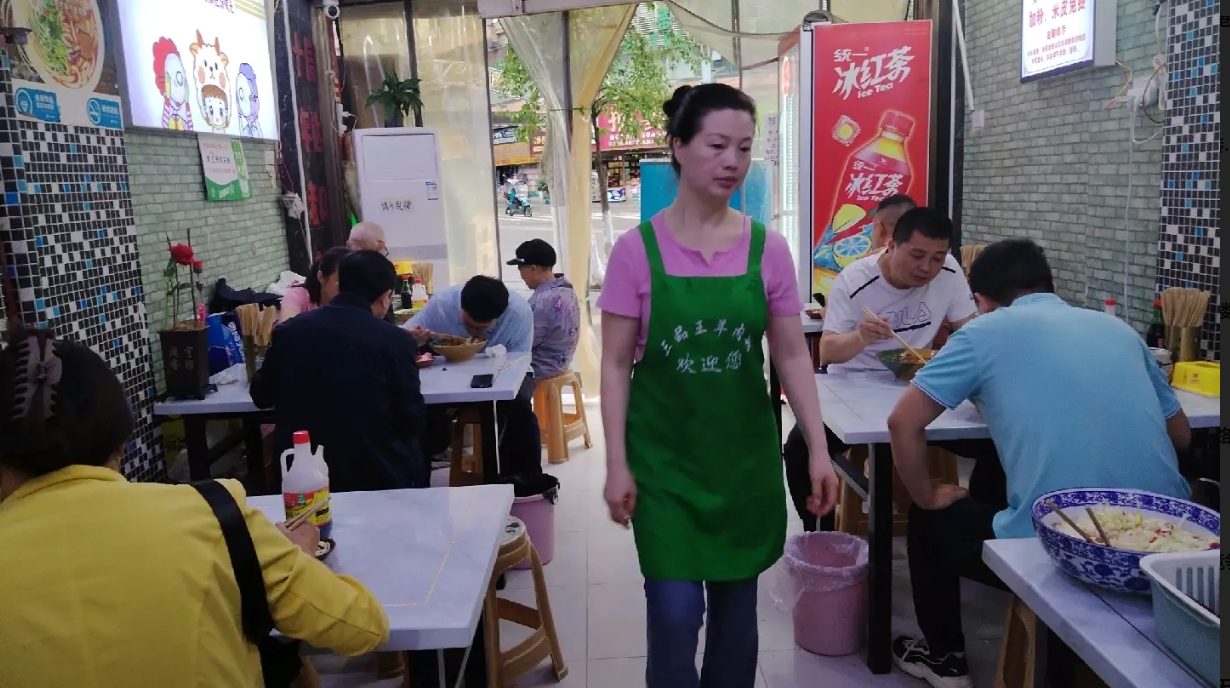 (转让)位置在十字路口红绿灯处，人流量大