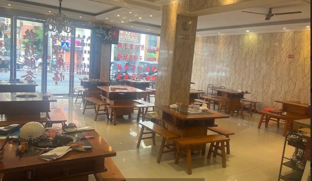 (转让)大门头店铺门口正直小区大门斑马线，位置佳，