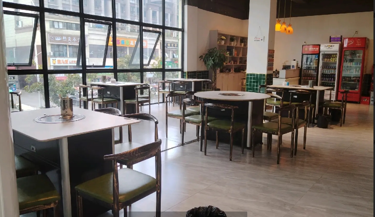 (转让)本店位于美的城C区临街，店铺位置很好，周边人流量大，停车方便