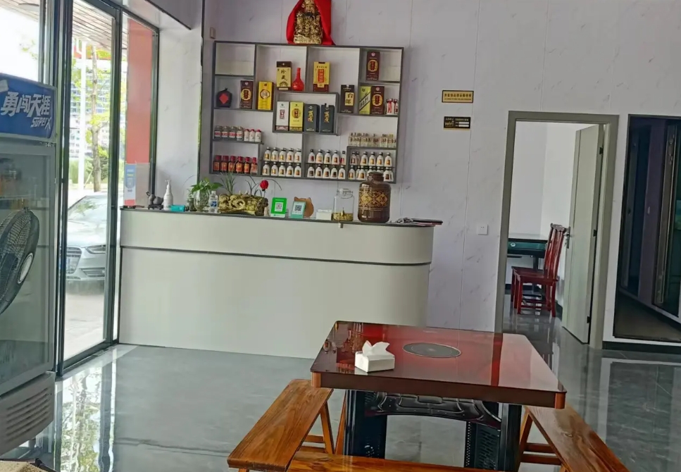 (转让)营业中的餐饮店转让，停车方便。有固定客源。接手可直接经营。