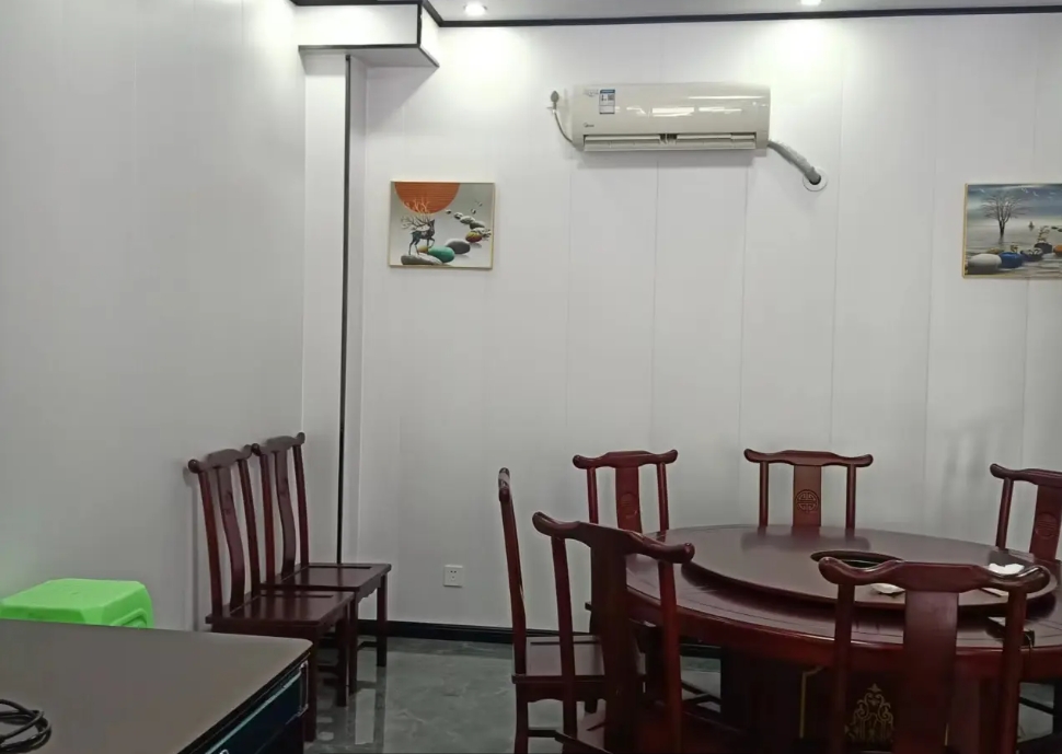 (转让)营业中的餐饮店转让，停车方便。有固定客源。接手可直接经营。