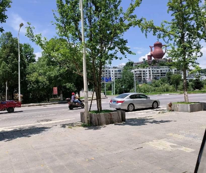 (转让)营业中的餐饮店转让，停车方便。有固定客源。接手可直接经营。