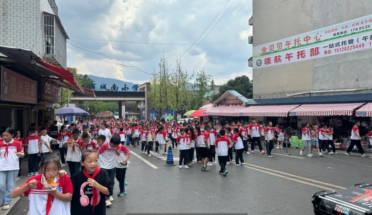 (转让)城南小学门口学生有5000多人
