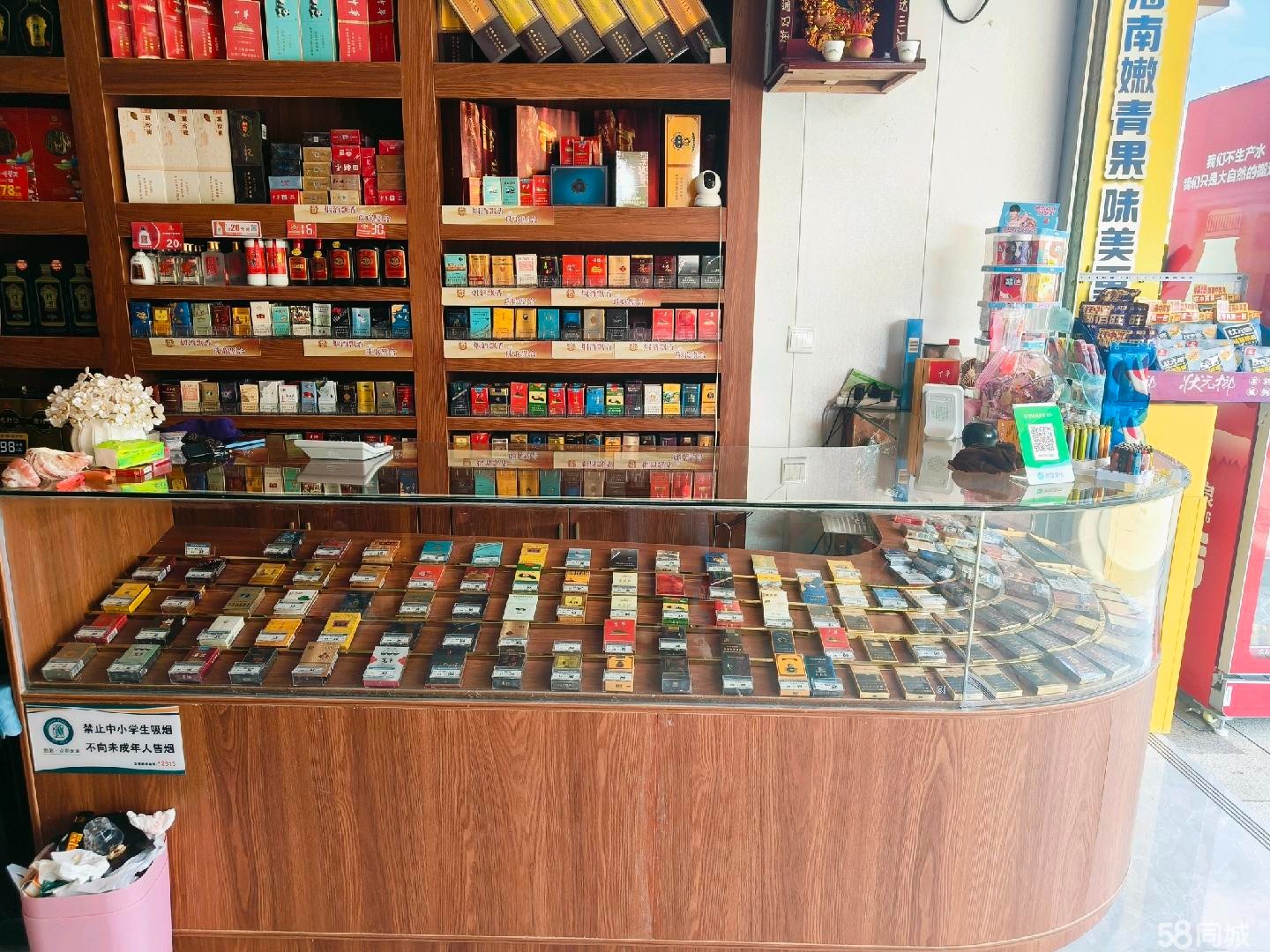 (转让)带烟证转让，餐饮一条街，咖啡，酒吧，烧烤，位置好，环境好。