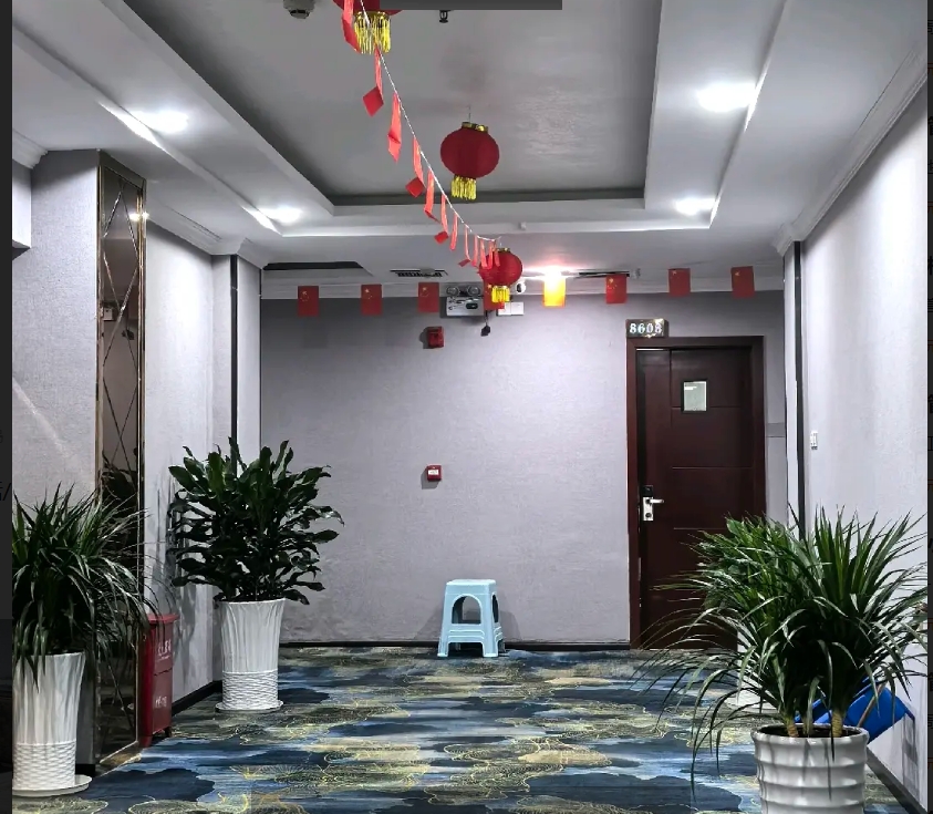 (转让)周围环境比较闹热，人流量大，房间新装修