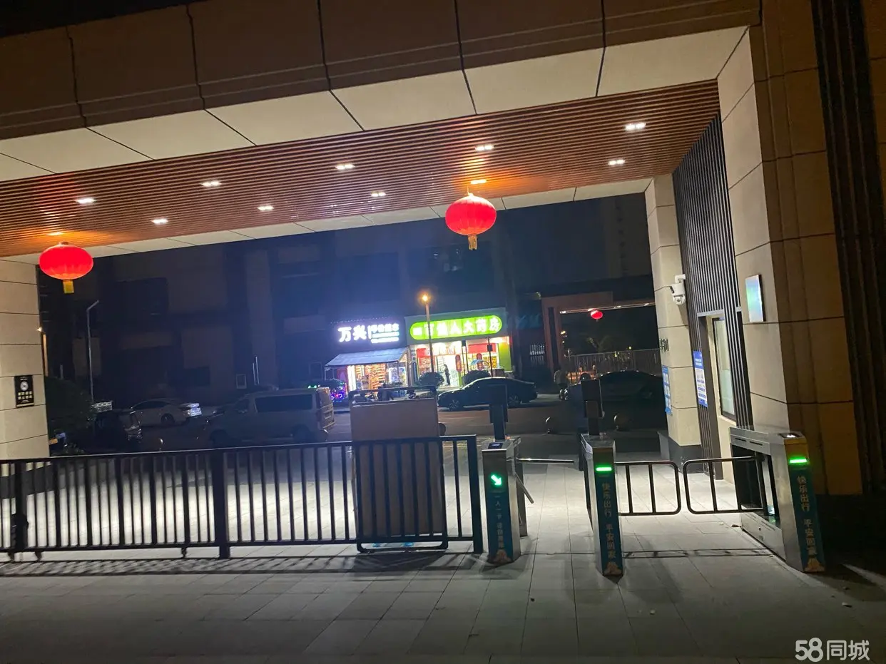 (转让)两小区门口购物方便小区年轻人居多