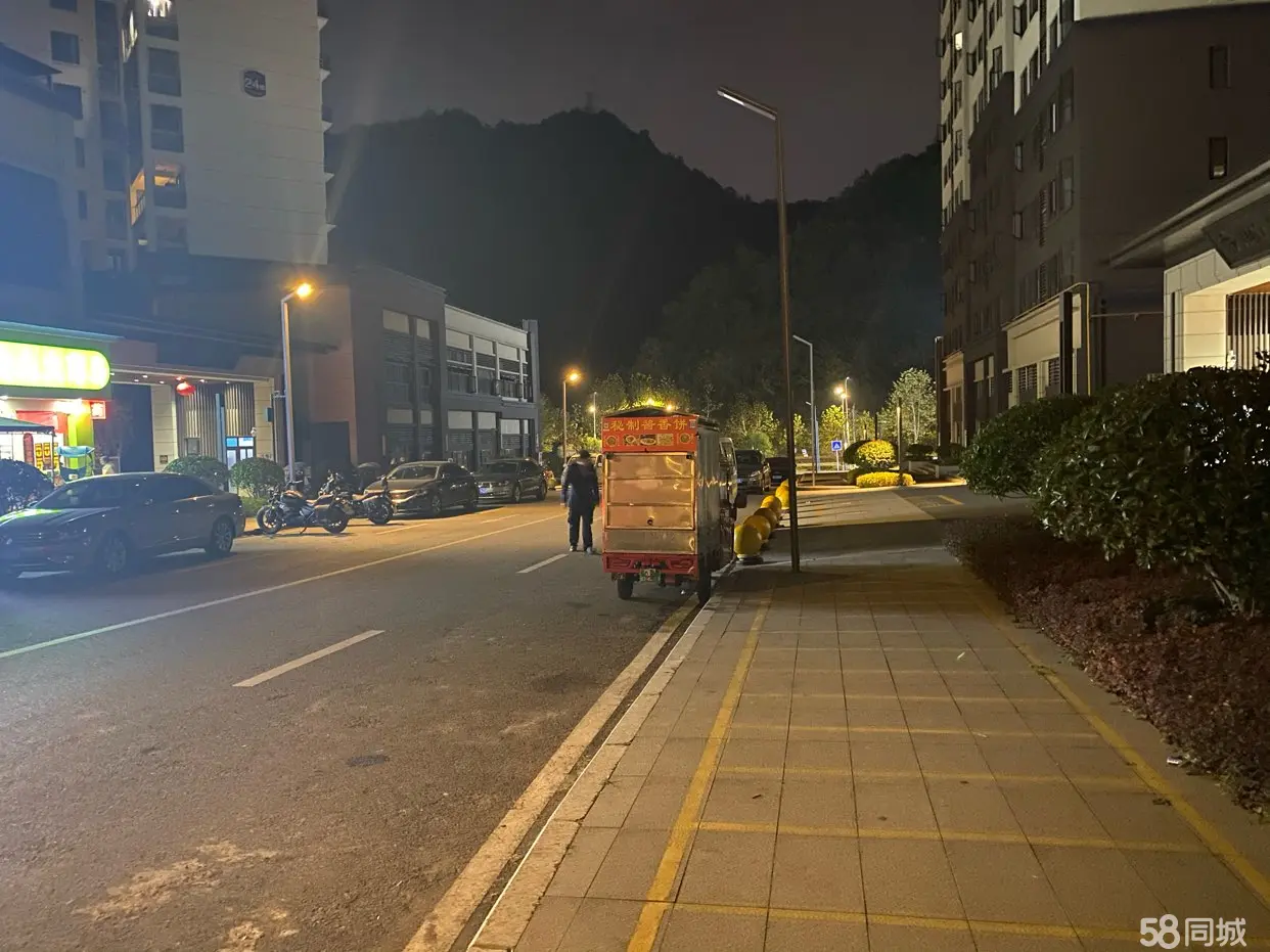 (转让)两小区门口购物方便小区年轻人居多