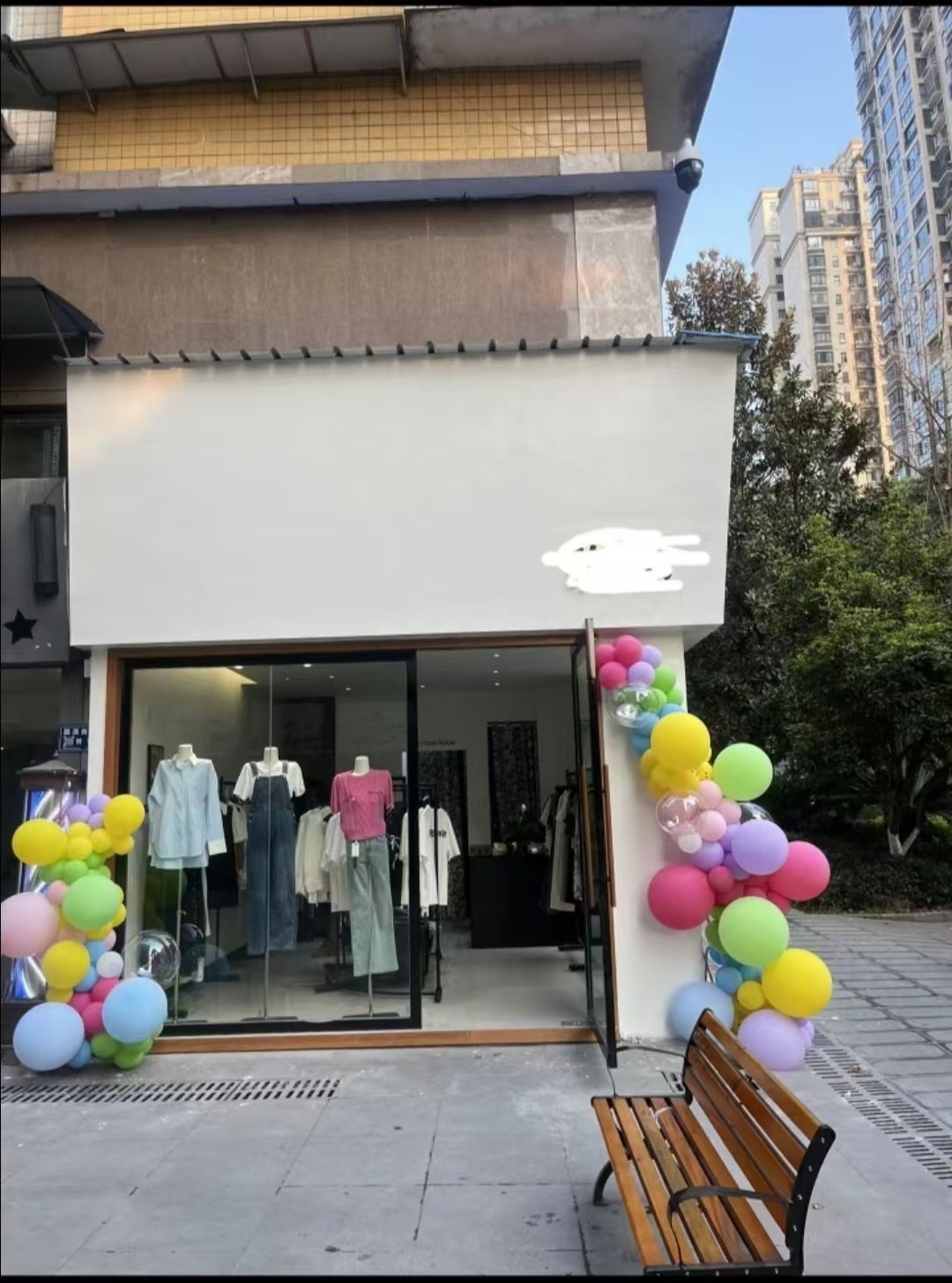 仁怀四转盘拐角双门头服装店整体转让