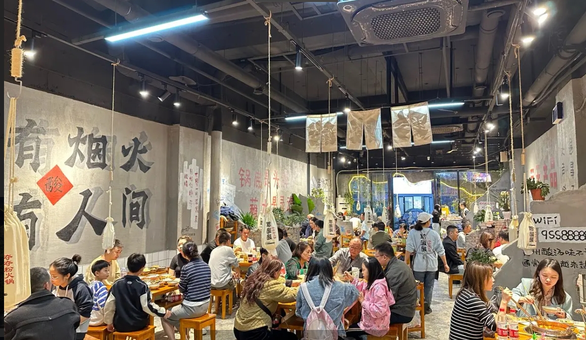 (转让)地理位置好，餐饮一条街，客流量稳定，门面方正