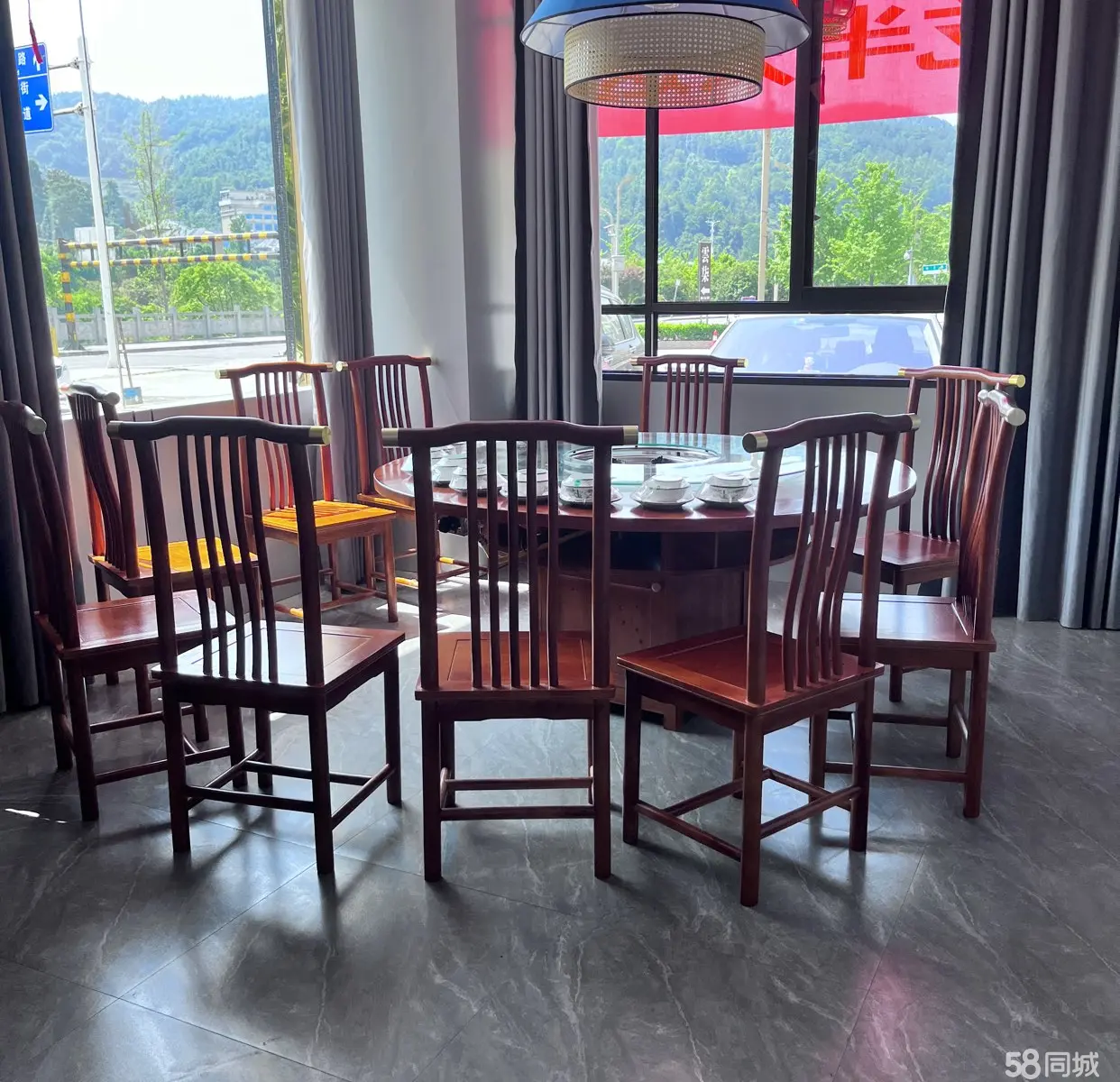 (转让)临街铺面，有外摆，有大面积停车位，附近餐饮集中，客流量大