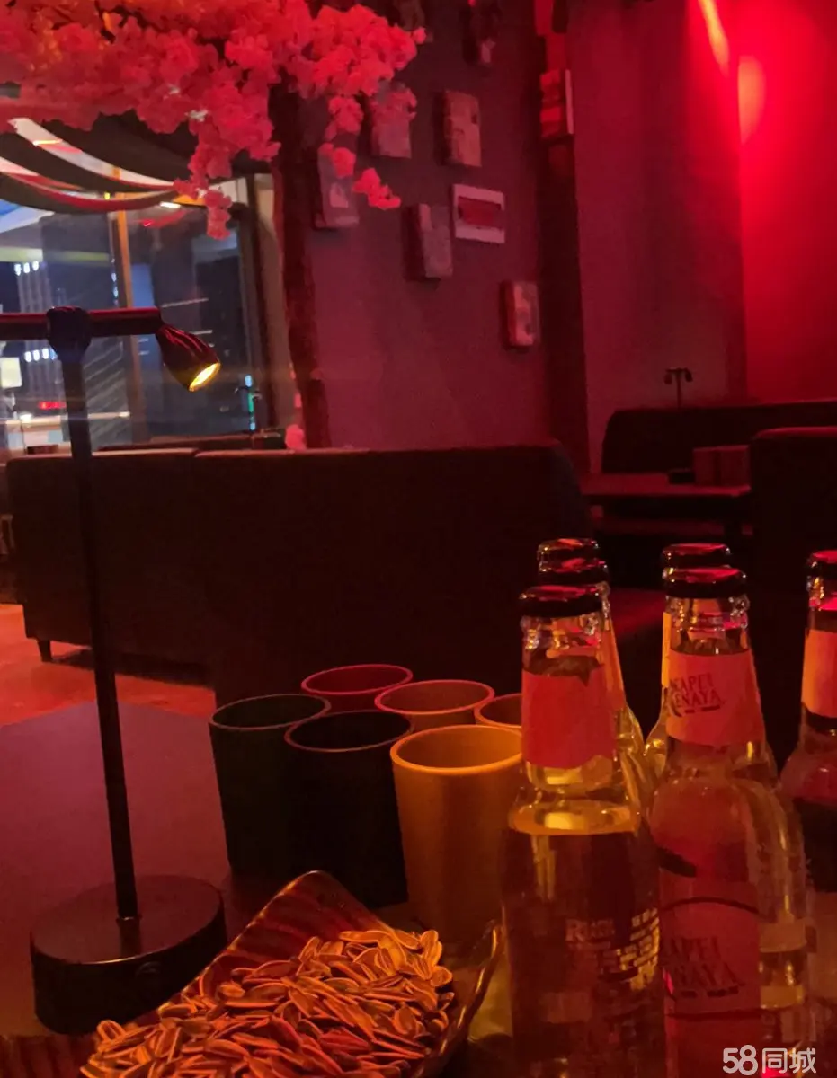 (转让)店铺正常经营，酒水小吃都有，店内在正常营业