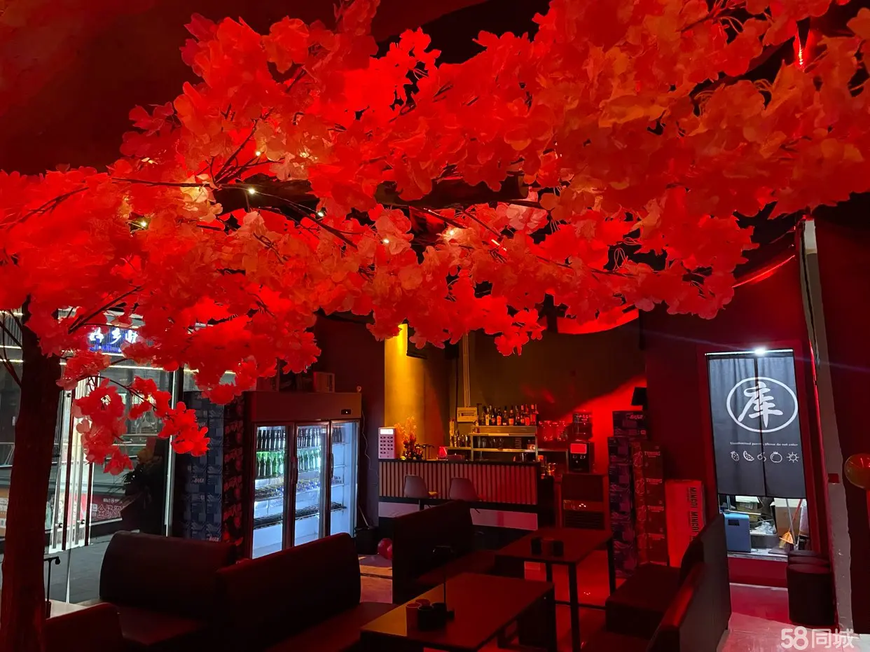 (转让)店铺正常经营，酒水小吃都有，店内在正常营业