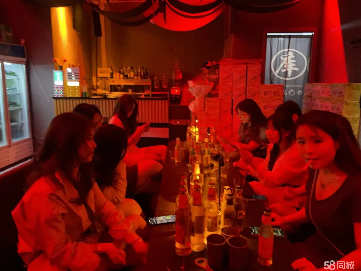 (转让)店铺正常经营，酒水小吃都有，店内在正常营业