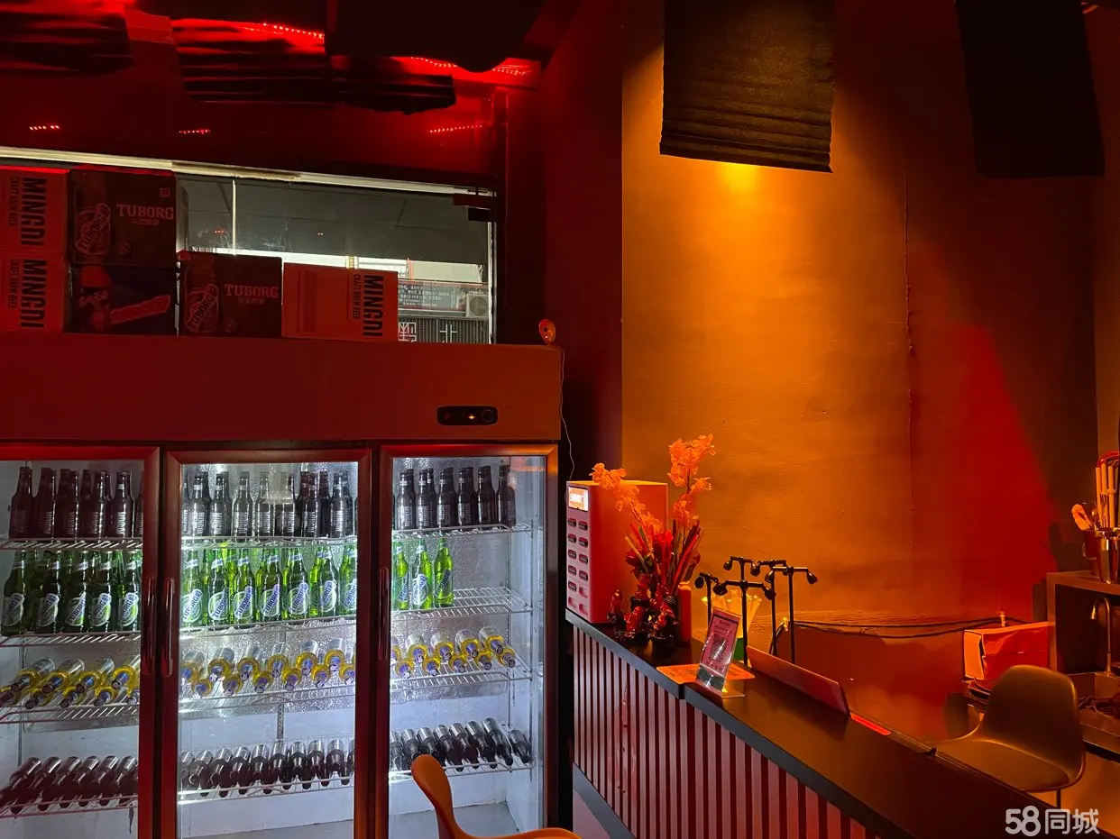 (转让)店铺正常经营，酒水小吃都有，店内在正常营业
