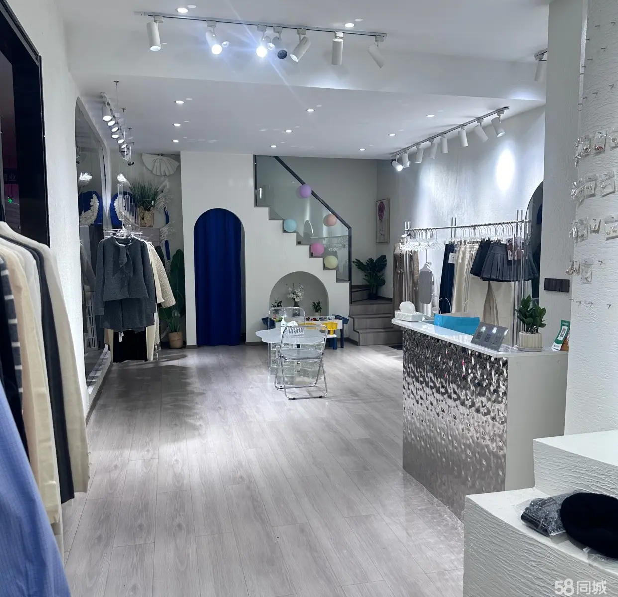 (转让)急，急，急，急转国贸电影院门口服装店