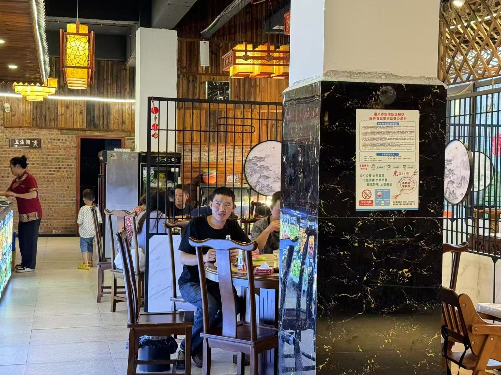 新蒲遵义四中对面十字路口餐饮店转让