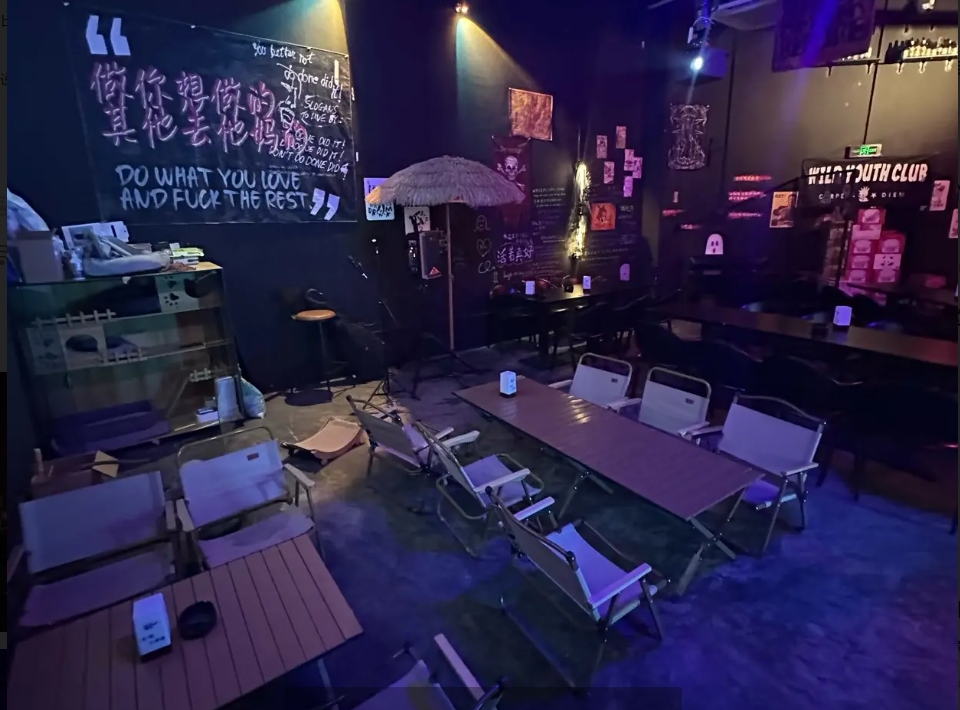 (转让)设施全部齐全，调酒等都有，空调，厕所，外摆区域大