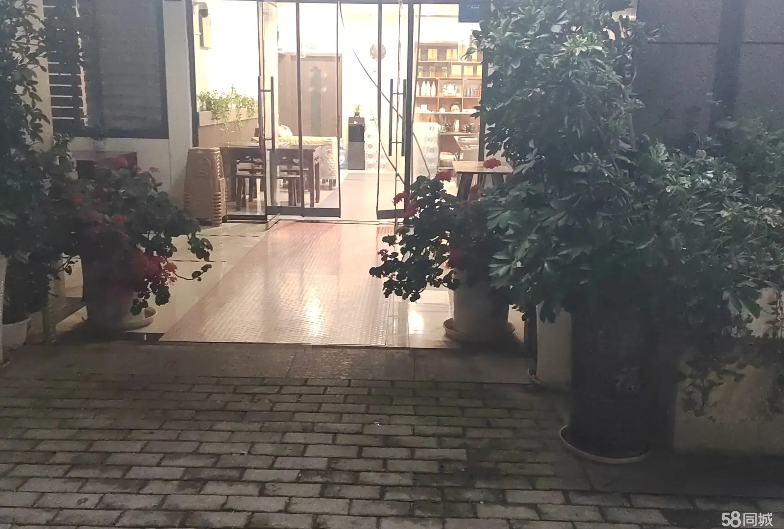 （转让）铺面临街，炒菜火锅，包房卡座，接手即可经营